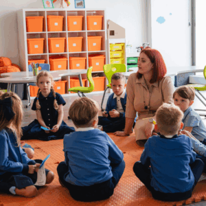 Rugsėjo 1-osios Erudito licėjuje šventės akimirka - mokytoja su mokiniais klasėje