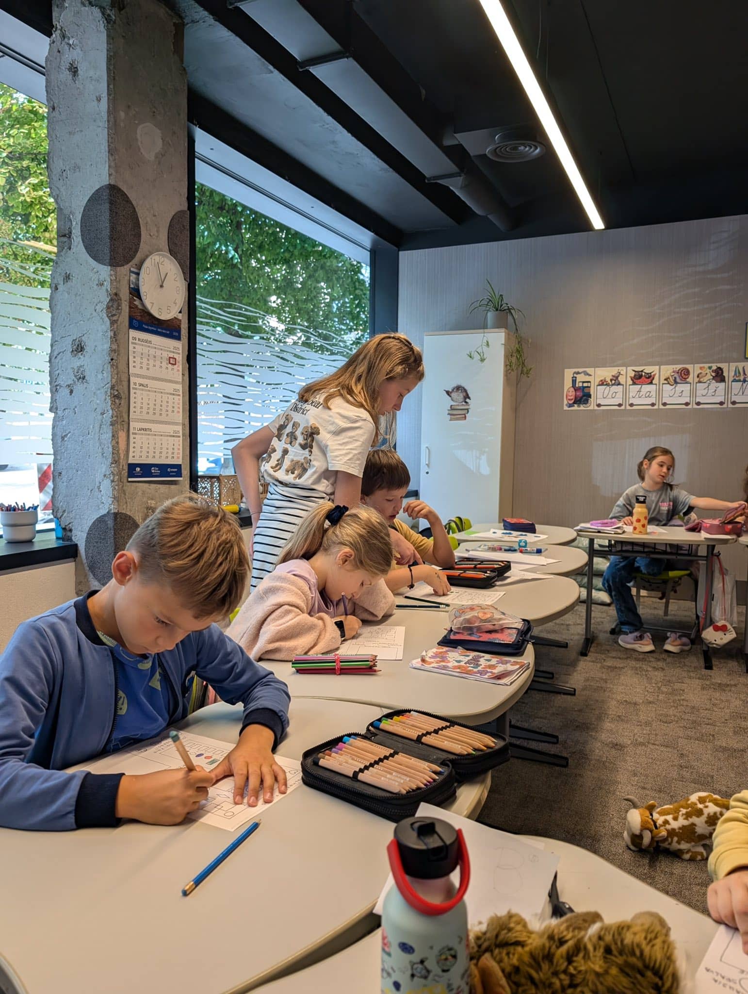 Pirmokų ir penktokų bendros veiklos klasėje.