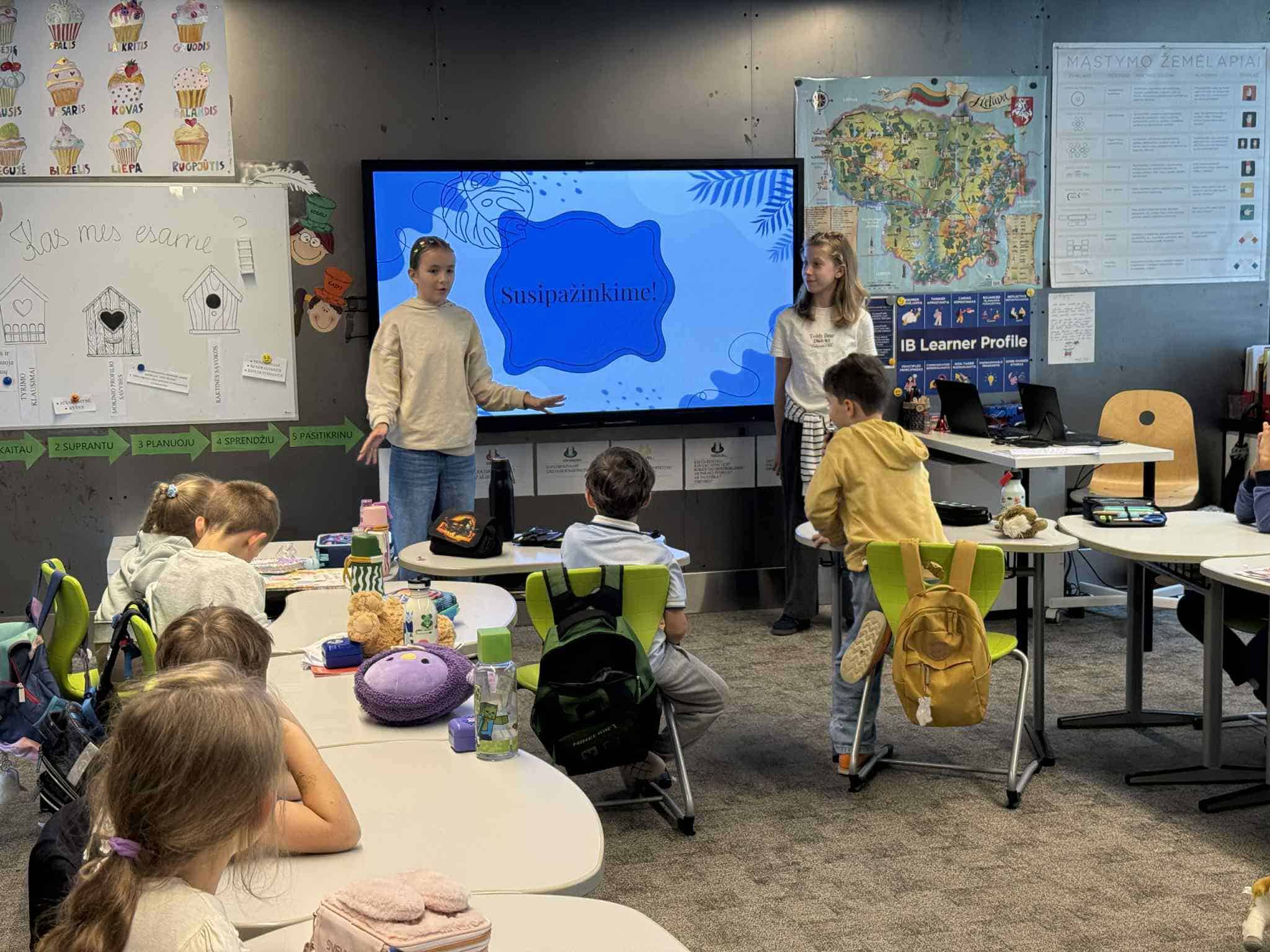 Pirmokų ir penktokų bendros veiklos klasėje.