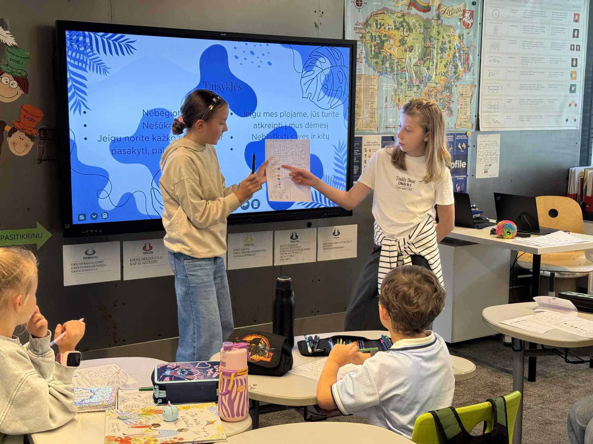 Pirmokų ir penktokų bendros veiklos klasėje.