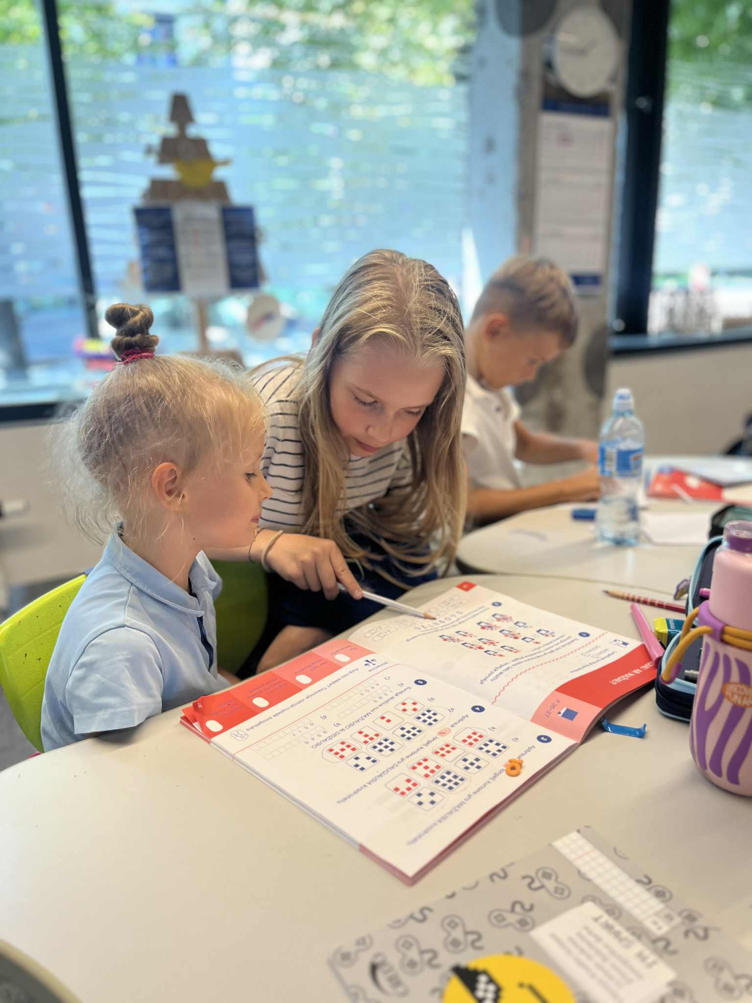 Pirmokų ir penktokų bendros veiklos klasėje.