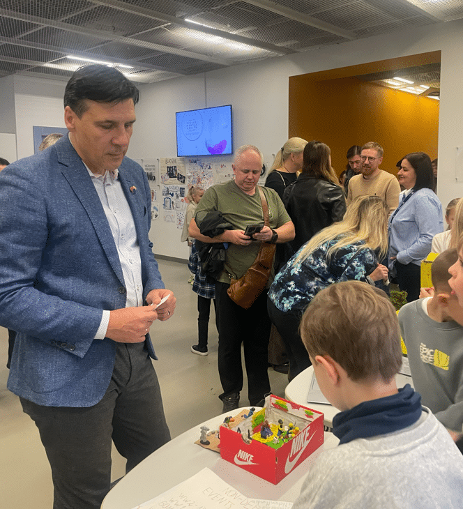 Akimirkos iš pirmosios tyrinėjimo temos pagal Tarptautinio bakalaureato (IB) PYP programą – „Kas mes esame“.