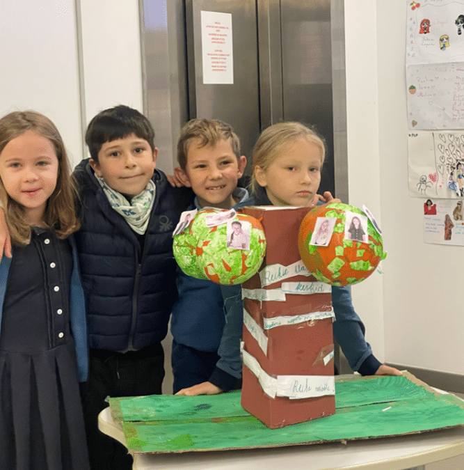 Akimirkos iš pirmosios tyrinėjimo temos pagal Tarptautinio bakalaureato (IB) PYP programą – „Kas mes esame“.