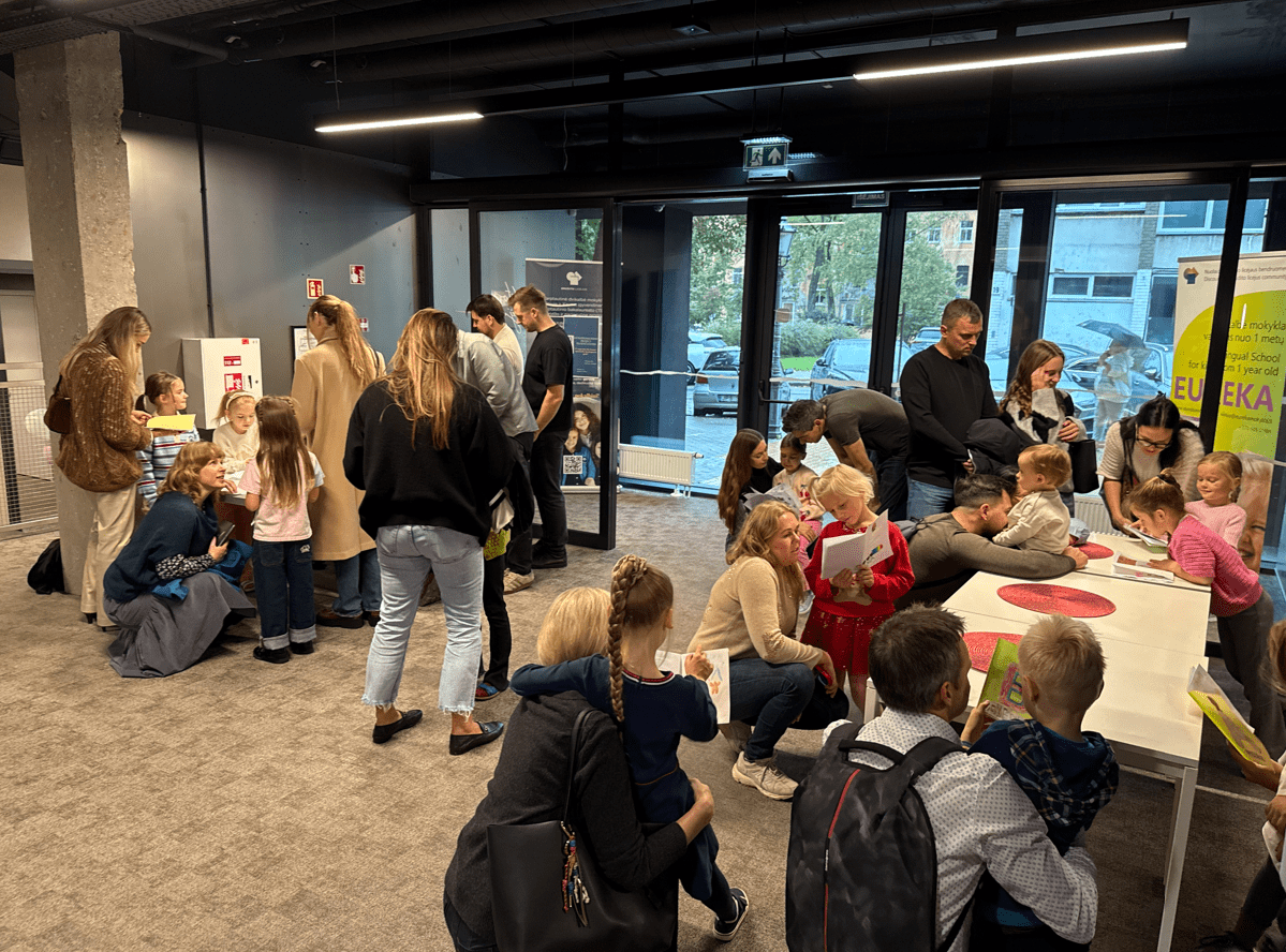 Akimirkos iš pirmosios tyrinėjimo temos pagal Tarptautinio bakalaureato (IB) PYP programą – „Kas mes esame“.