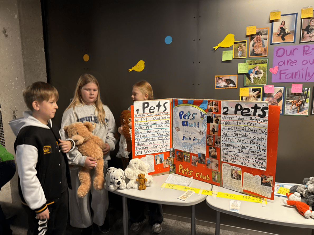 Akimirkos iš pirmosios tyrinėjimo temos pagal Tarptautinio bakalaureato (IB) PYP programą – „Kas mes esame“.