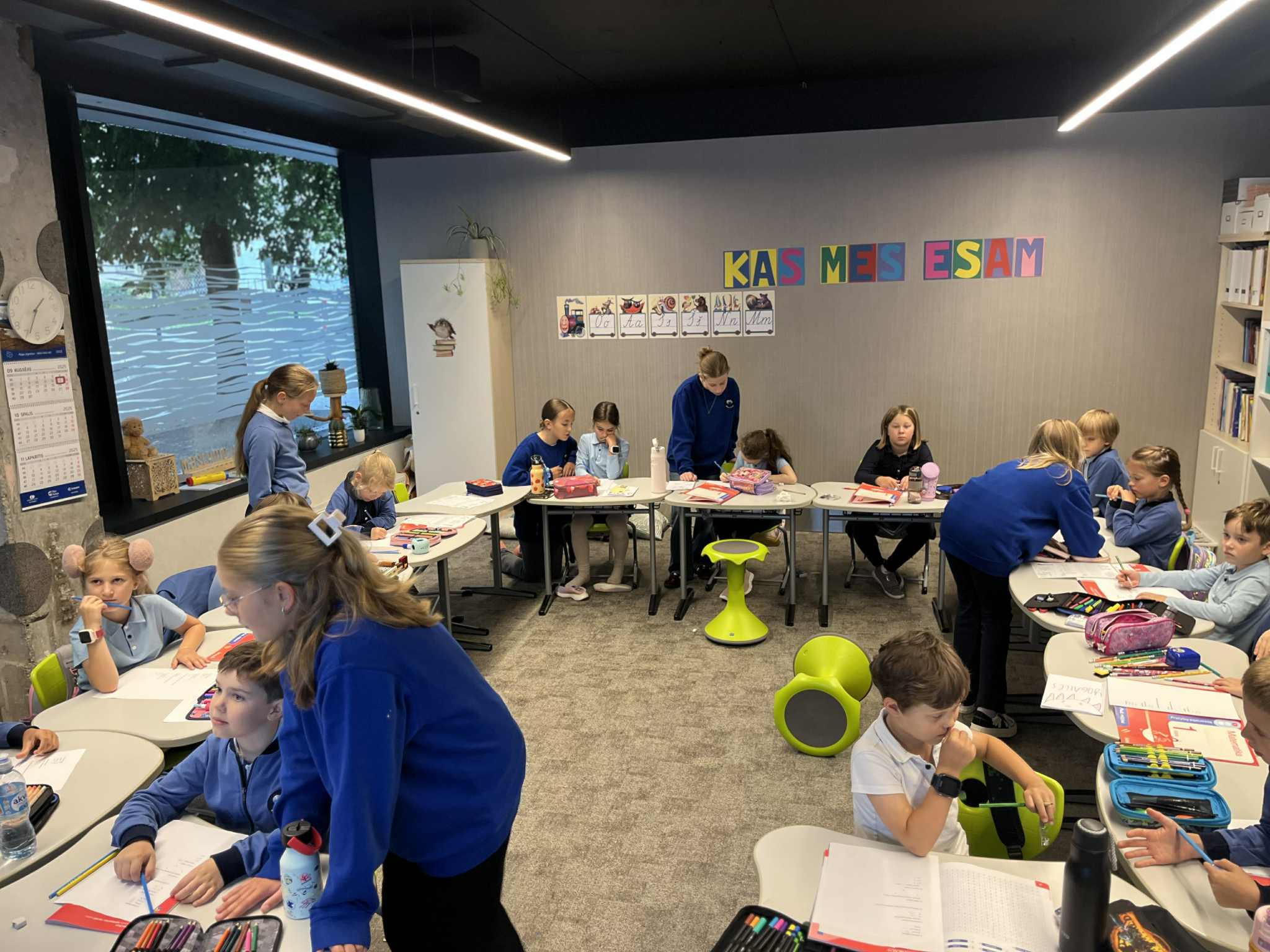 Pirmokų ir penktokų bendros veiklos klasėje.