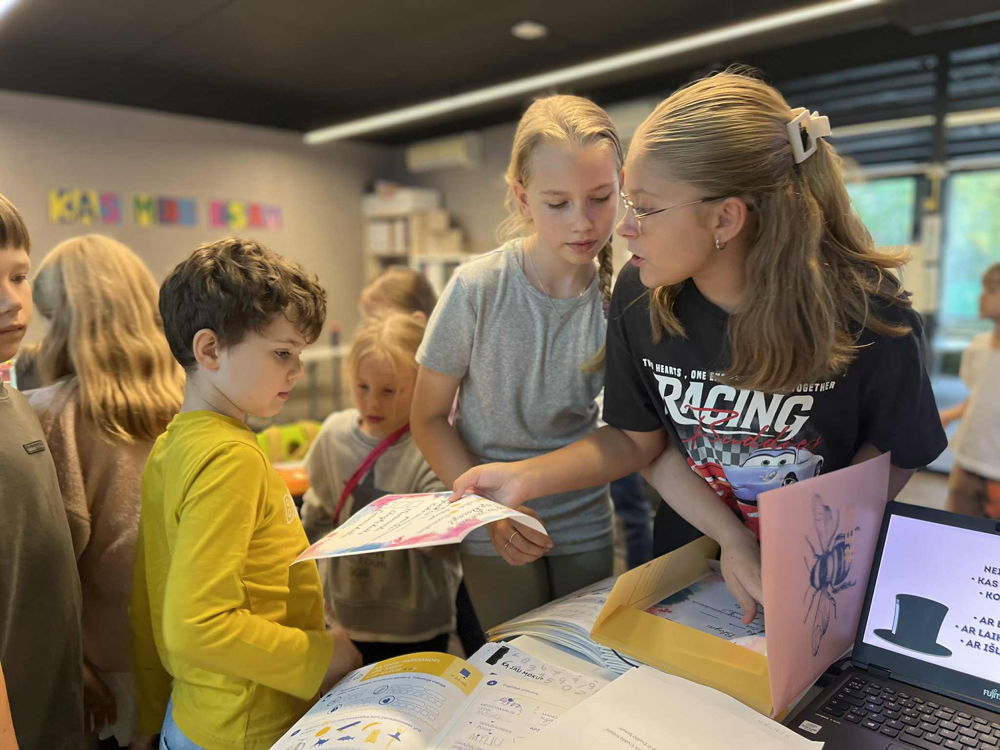 Pirmokų ir penktokų bendros veiklos klasėje.
