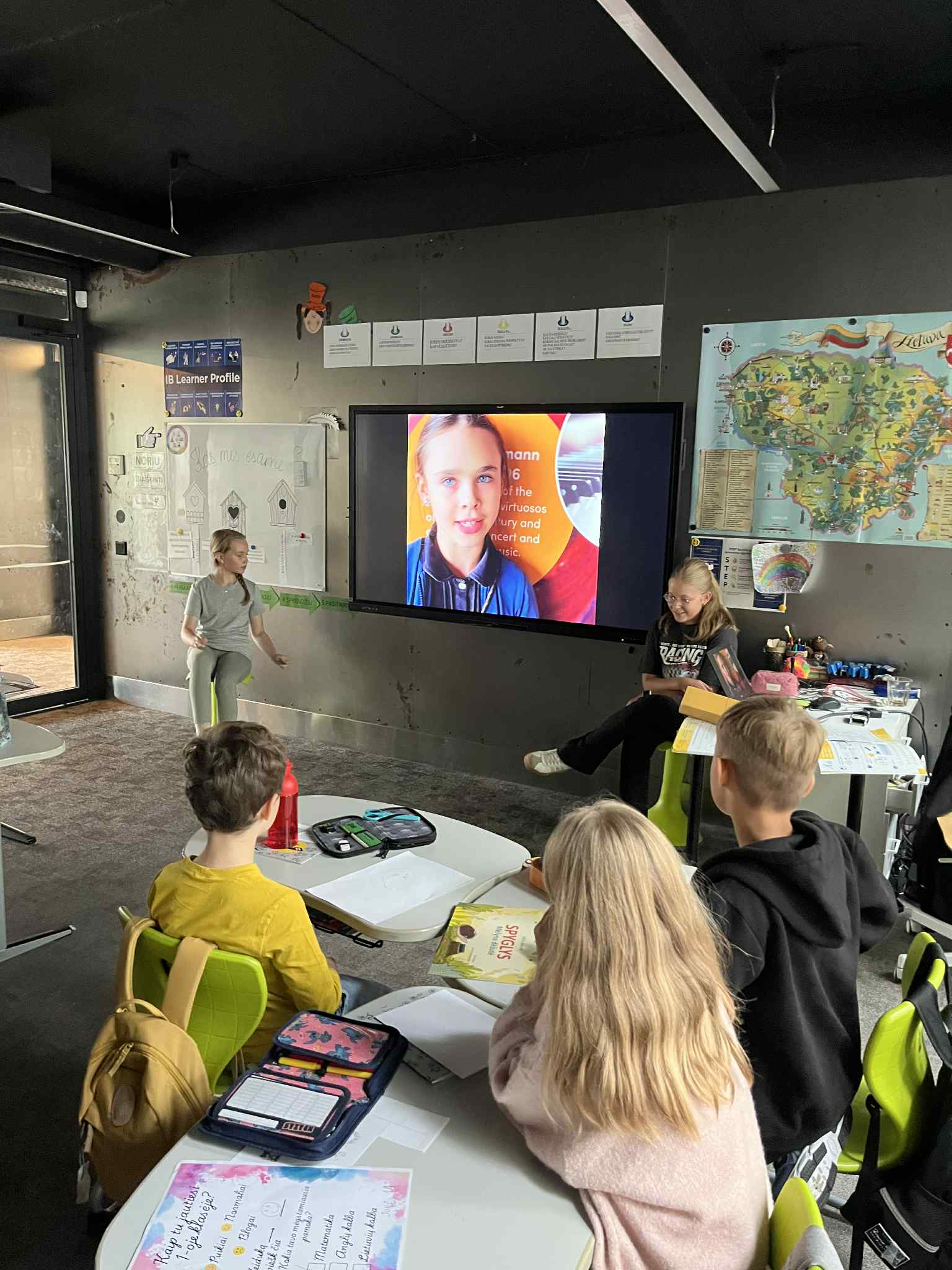 Pirmokų ir penktokų bendros veiklos klasėje.